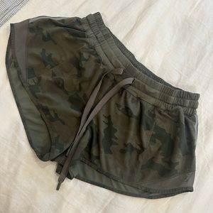 RARE Lululemon Green Camo 2.5” tie front shorts. Low rise. Size 8.